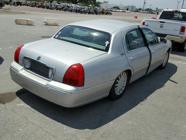 1LNHM82W85Y609395 - 2005 LINCOLN TOWN CAR SILVER photo 4