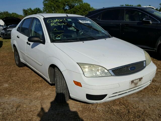 1FAFP34N95W260808 - 2005 FORD FOCUS ZX4 WHITE photo 1