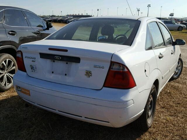 1FAFP34N95W260808 - 2005 FORD FOCUS ZX4 WHITE photo 4