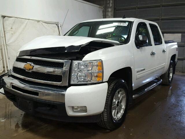 3GCPKSE30BG376980 - 2011 CHEVROLET SILVERADO WHITE photo 2