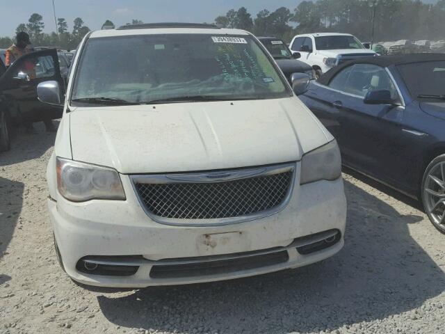 2C4RC1GG3DR558119 - 2013 CHRYSLER TOWN & COU WHITE photo 9