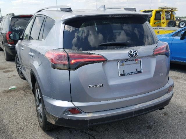 2T3ZFREV0HW397053 - 2017 TOYOTA RAV4 LE Gümüş foto 3