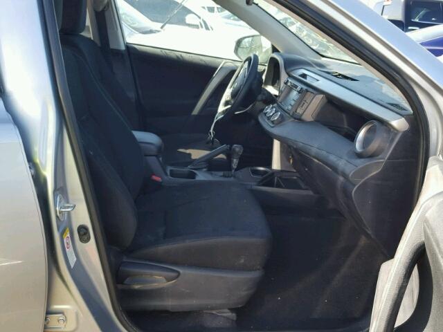 2T3ZFREV0HW397053 - 2017 TOYOTA RAV4 LE Gümüş foto 5