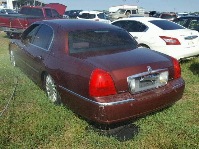 1LNHM82W23Y697468 - 2003 LINCOLN TOWN CAR S BURGUNDY photo 3