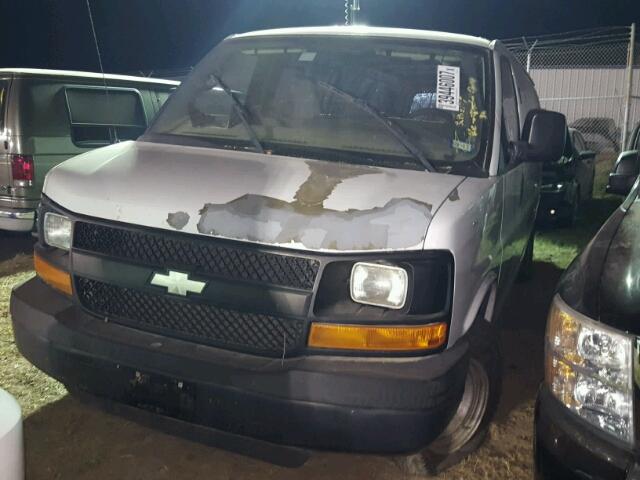 1GCGG29C181114047 - 2008 CHEVROLET EXPRESS G2 WHITE photo 2