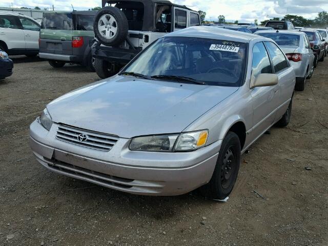 4T1BG22KXWU322995 - 1998 TOYOTA CAMRY CE/L TAN photo 2