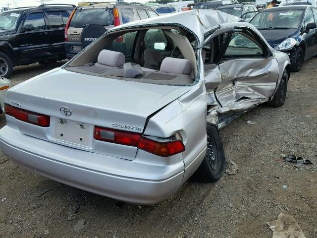 4T1BG22KXWU322995 - 1998 TOYOTA CAMRY CE/L TAN photo 4