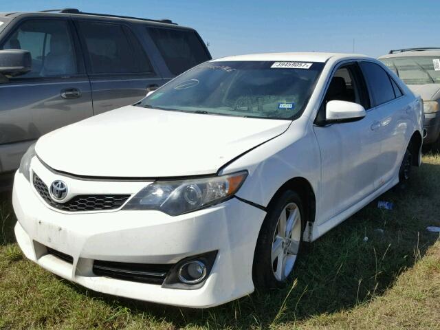 4T1BF1FK8DU717374 - 2013 TOYOTA CAMRY WHITE photo 2