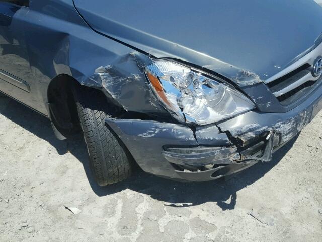 KNDMC233476020656 - 2007 HYUNDAI ENTOURAGE GRAY photo 9