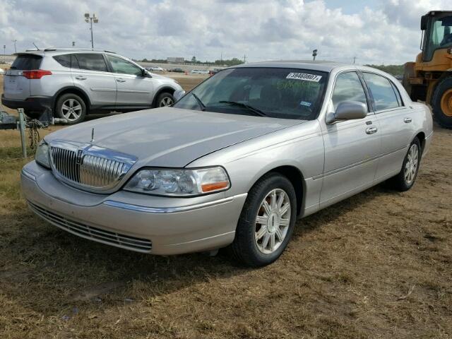 1LNHM82V97Y630587 - 2007 LINCOLN TOWN CAR S GRAY photo 2