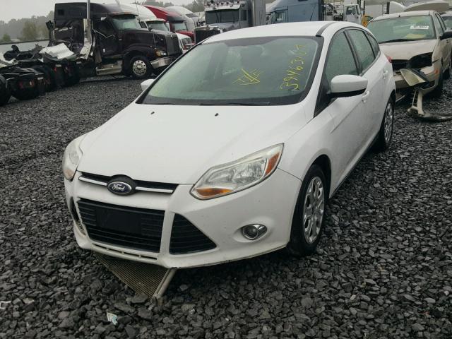 1FAHP3K26CL244985 - 2012 FORD FOCUS SE WHITE photo 2