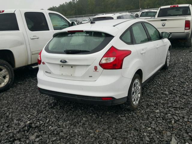 1FAHP3K26CL244985 - 2012 FORD FOCUS SE WHITE photo 4