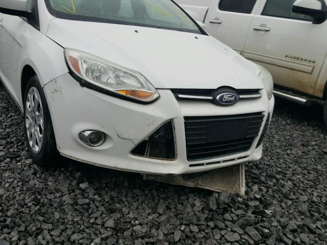 1FAHP3K26CL244985 - 2012 FORD FOCUS SE WHITE photo 9