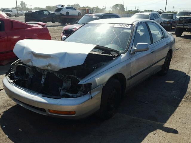 1HGCD5635VA002538 - 1997 HONDA ACCORD SILVER photo 2