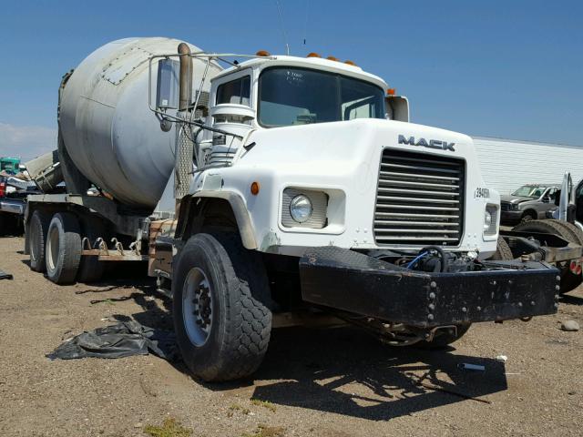 1M2B209C3YM026348 - 2000 MACK 600 DM600 WHITE photo 1