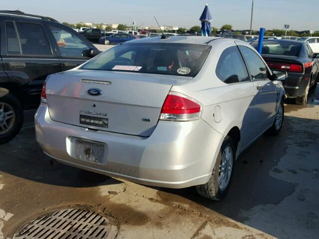 1FAHP33NX8W194039 - 2008 FORD FOCUS SE SILVER photo 4