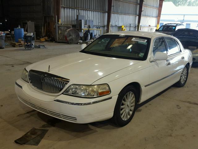 1LNHM81W34Y641462 - 2004 LINCOLN TOWN CAR E WHITE photo 2