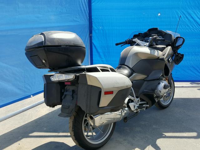 WB10A1306HZ431607 - 2017 BMW R1200 RT SILVER photo 4