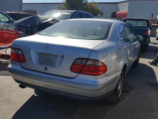 WDBLJ65G0XF063849 - 1999 MERCEDES-BENZ CLK 320 SILVER photo 4