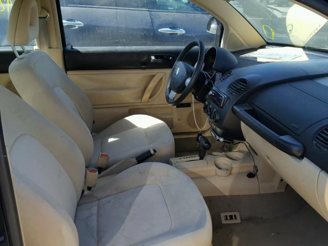 3VWBC21C1YM462738 - 2000 VOLKSWAGEN NEW BEETLE შავი ფოტო 5