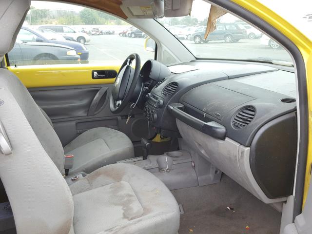 3VWBA21C6YM496857 - 2000 VOLKSWAGEN NEW BEETLE 黄色 照片 5