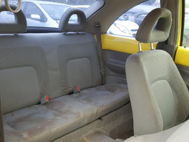3VWBA21C6YM496857 - 2000 VOLKSWAGEN NEW BEETLE 黄色 照片 6