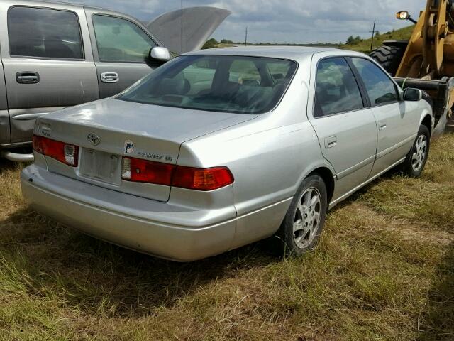 4T1BG22K3YU640668 - 2000 TOYOTA CAMRY SILVER photo 4