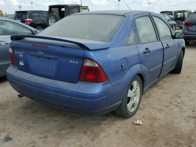 1FAFP34N15W292197 - 2005 FORD FOCUS BLUE photo 4