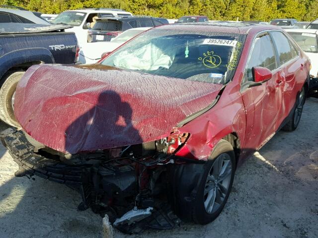 4T1BF1FKXHU718659 - 2017 TOYOTA CAMRY LE RED photo 2