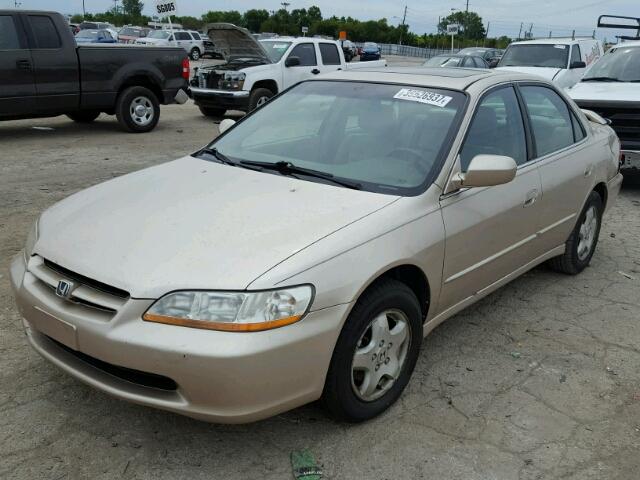 1HGCG1654YA018946 - 2000 HONDA ACCORD TAN photo 2