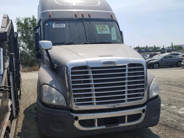 1FUJGLDR1BSAY0003 - 2011 FREIGHTLINER CASCADIA SILVER photo 1