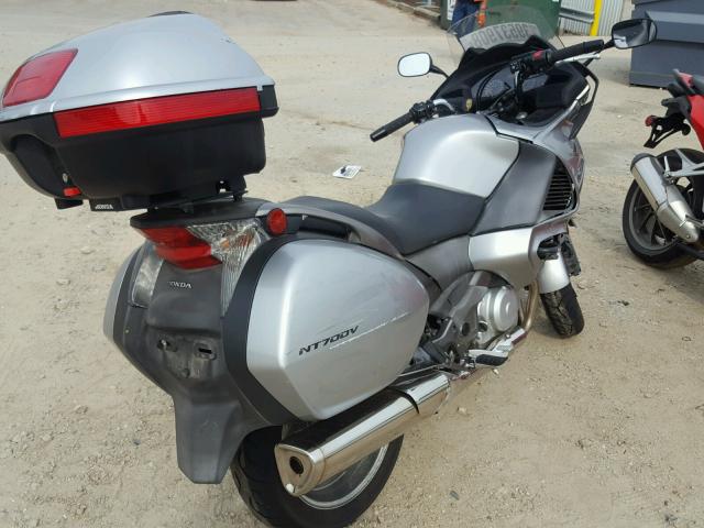 VTMRC5256AE000165 - 2010 HONDA NT700 VA SILVER photo 4