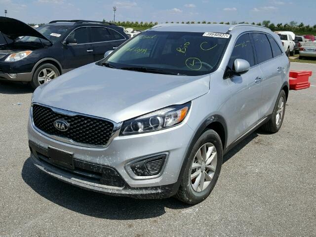 5XYPG4A35HG268591 - 2017 KIA SORENTO LX SILVER photo 2