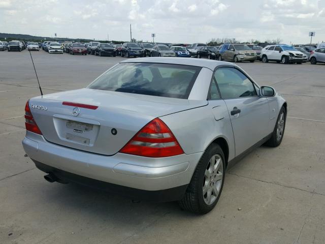 WDBKK47F4XF117722 - 1999 MERCEDES-BENZ SLK 230 KO SILVER photo 4