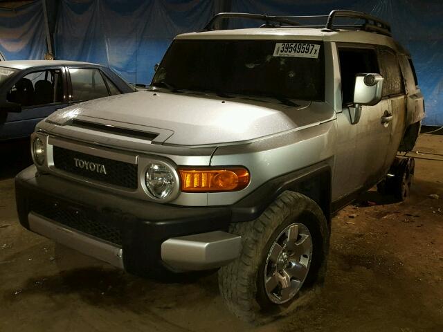 JTEBU11F170041751 - 2007 TOYOTA FJ CRUISER SILVER photo 2