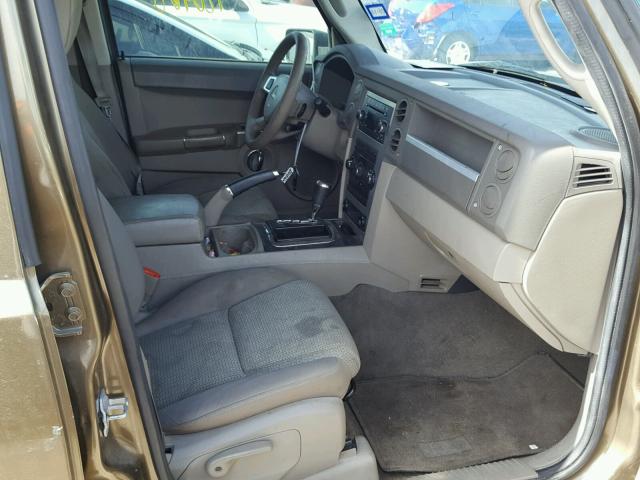 1J8HG48K99C514820 - 2009 JEEP COMMANDER GOLD photo 5