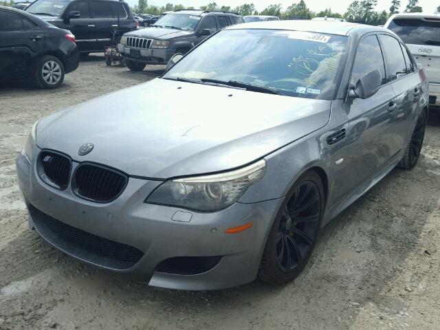 WBSNB93508CX09378 - 2008 BMW M5 GRAY photo 2