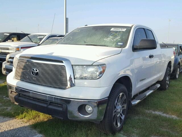 5TFRM5F16DX058006 - 2013 TOYOTA TUNDRA WHITE photo 2