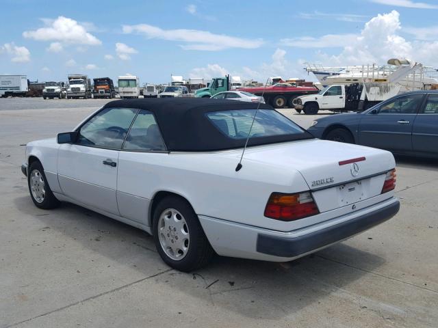 WDBEA66E4PB774161 - 1993 MERCEDES-BENZ 300 CECV WHITE photo 3