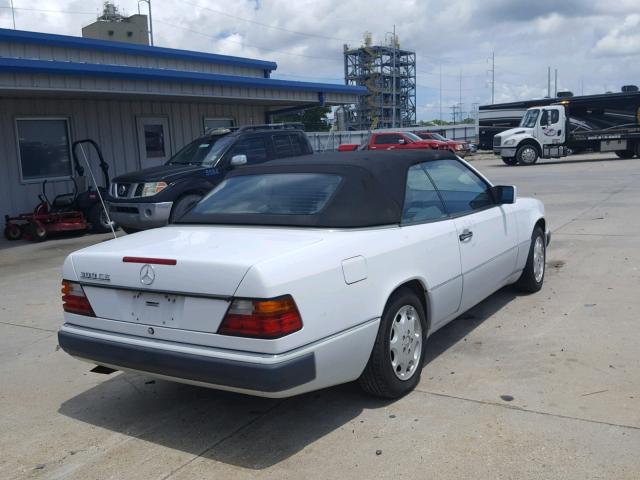 WDBEA66E4PB774161 - 1993 MERCEDES-BENZ 300 CECV WHITE photo 4