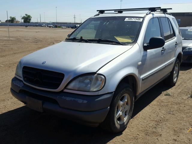 4JGAB54E0XA059308 - 1999 MERCEDES-BENZ ML 320 SILVER photo 2