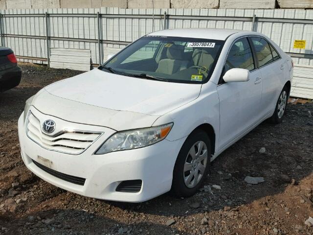 4T1BF3EK3BU597686 - 2011 TOYOTA CAMRY BASE WHITE photo 2
