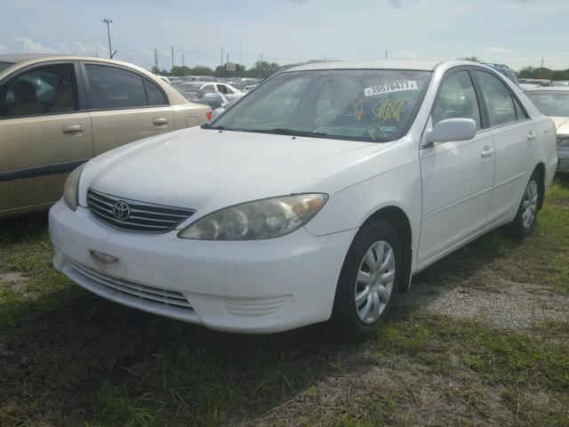4T1BE32K25U595441 - 2005 TOYOTA CAMRY LE WHITE photo 2