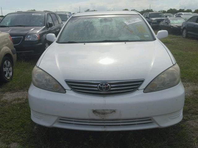 4T1BE32K25U595441 - 2005 TOYOTA CAMRY LE WHITE photo 9