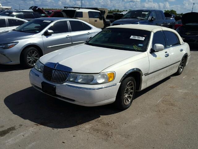 1LNHM82W62Y656520 - 2002 LINCOLN TOWN CAR S WHITE photo 2