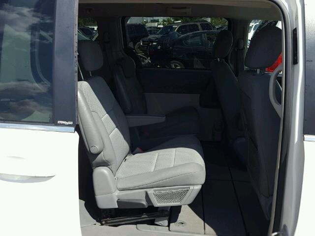 2A4RR5D13AR155737 - 2010 CHRYSLER TOWN & COU WHITE photo 6