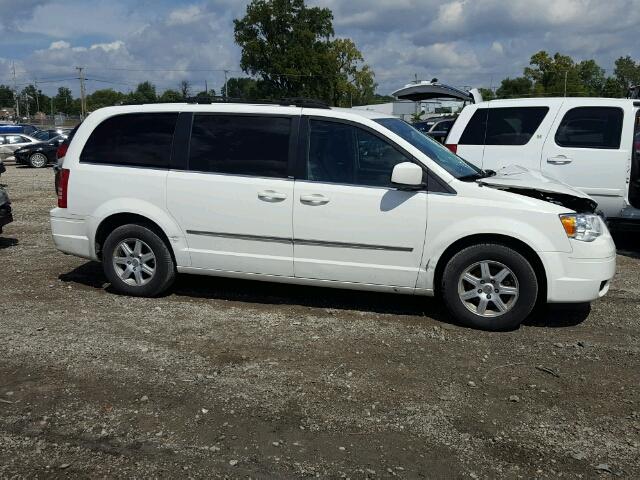 2A4RR5D13AR155737 - 2010 CHRYSLER TOWN & COU WHITE photo 9