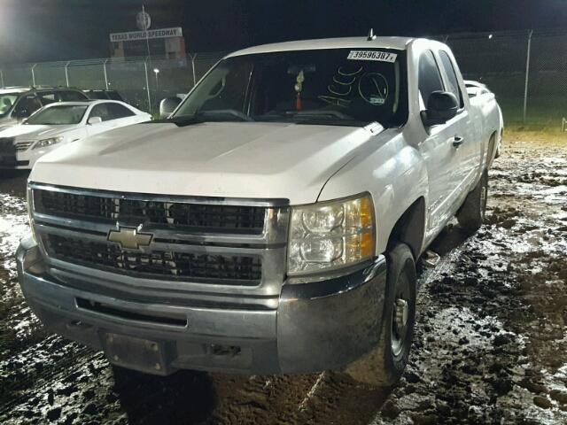 1GCHC29K27E513757 - 2007 CHEVROLET SILVERADO WHITE photo 2