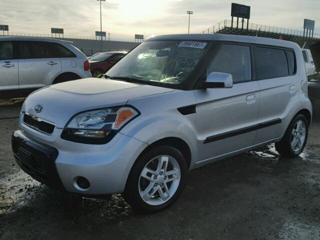 KNDJT2A27A7055769 - 2010 KIA SOUL SILVER photo 2