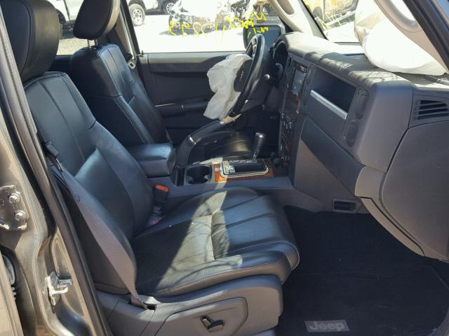 1J8HG58218C175586 - 2008 JEEP COMMANDER GRAY photo 5